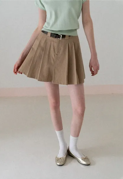 Pleated short skirt with belt loop and buckle