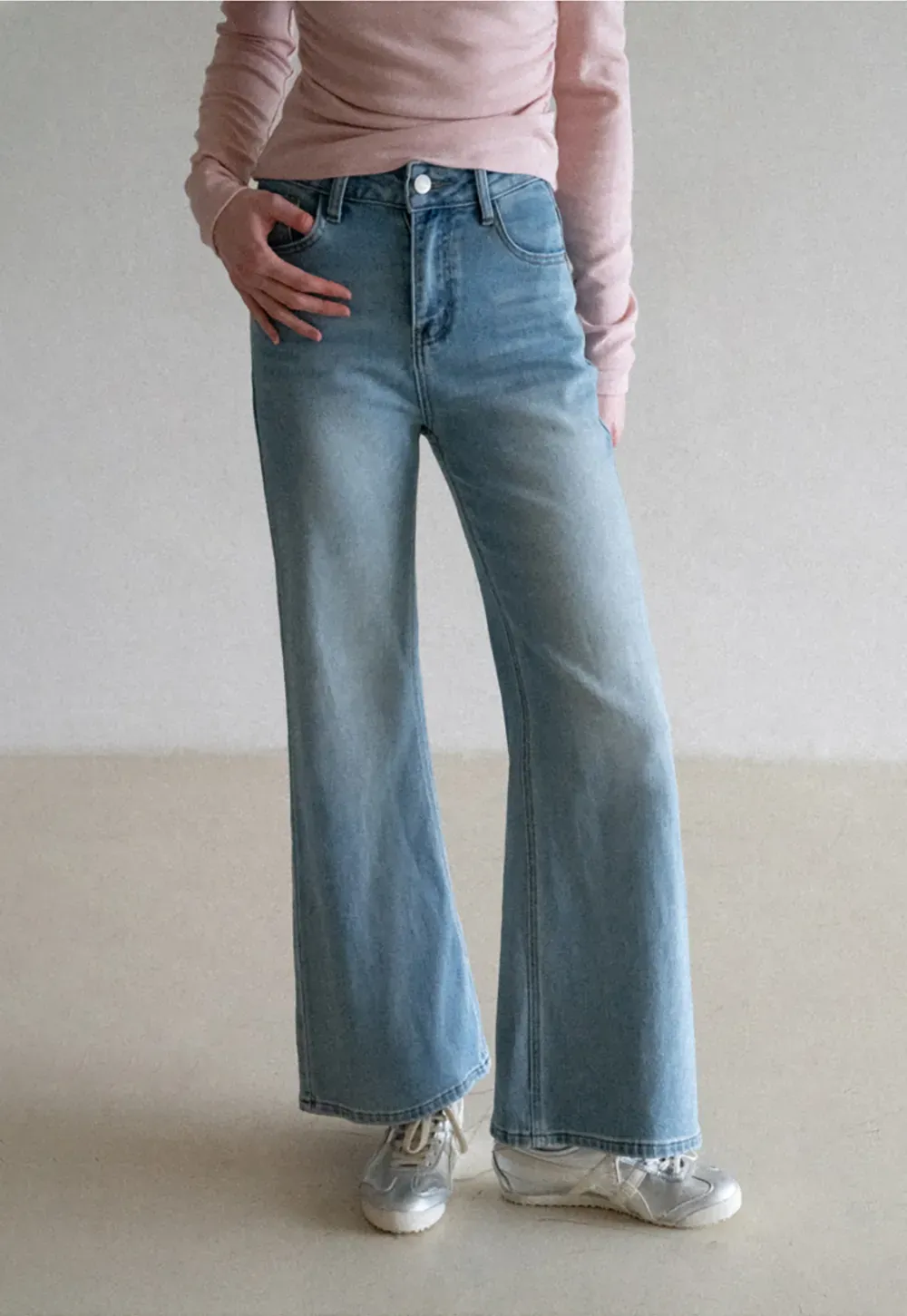 flared high waist jeans with back pocket design