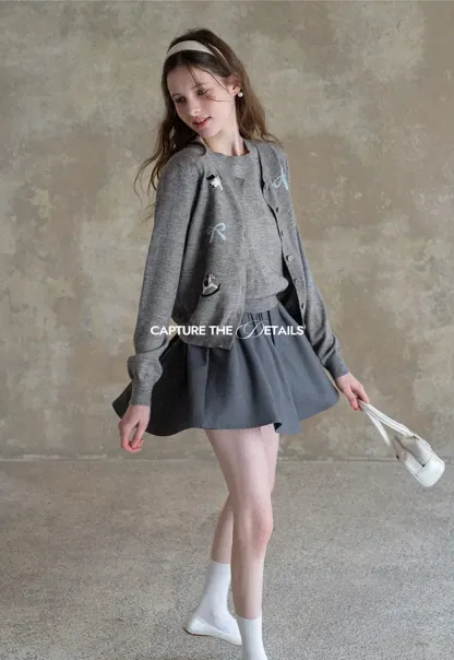 Woolen knit sweater with horse and bow motifs