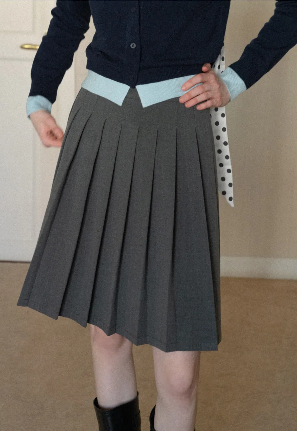 Elegant pleated midi skirt with high waist design