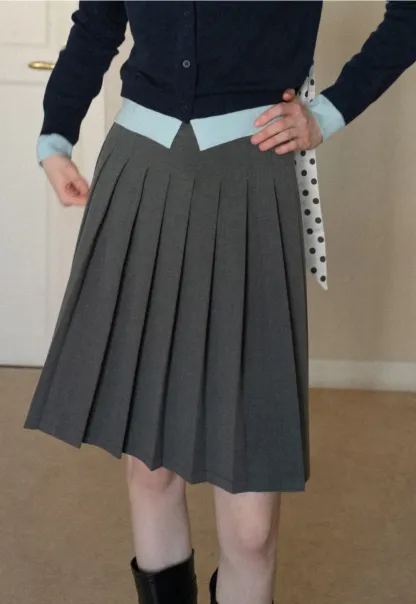 Elegant pleated midi skirt with high waist design