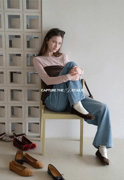 Wide leg denim jeans with high waist design