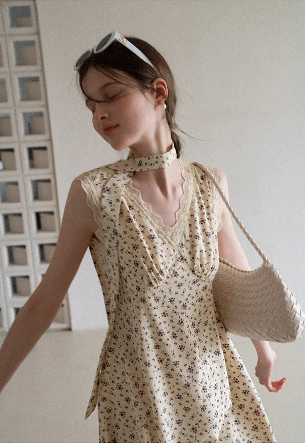 Floral Print Sleeveless Dress with Lace Trim and Choker Neckline