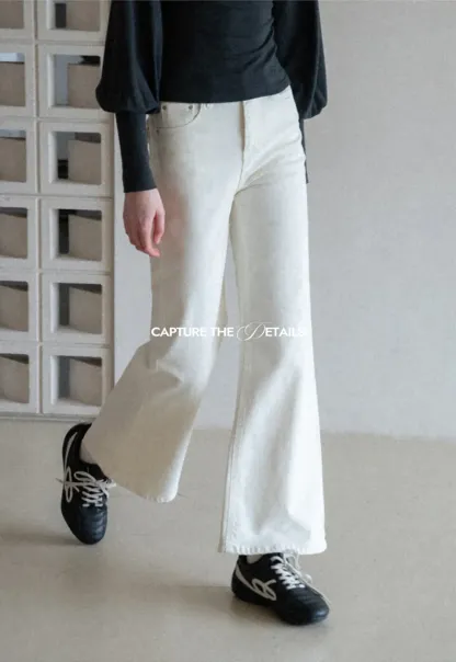 flared high waist jeans with back pocket design