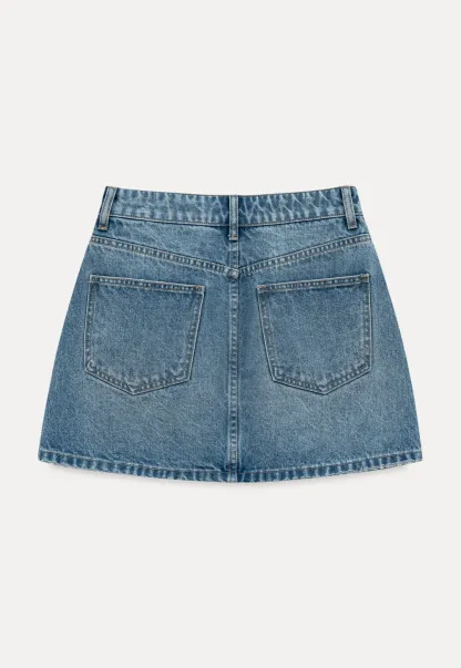 Denim mini skirt with frayed hem and front pockets