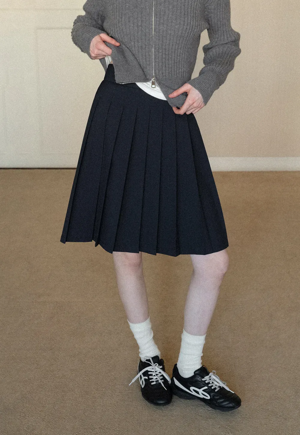 Elegant pleated midi skirt with high waist design