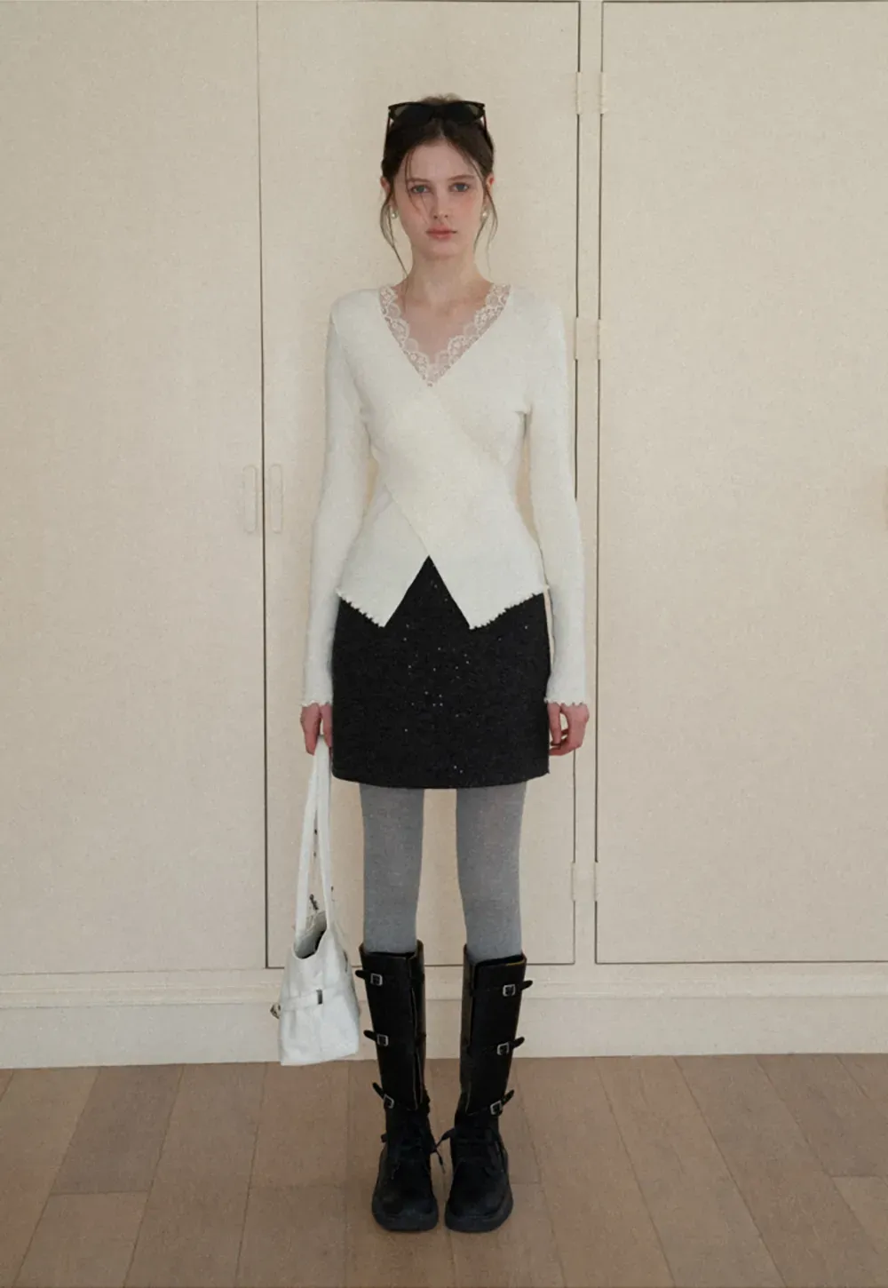 Elegant V Neck Lace Trim Knit Top with Asymmetrical Hem