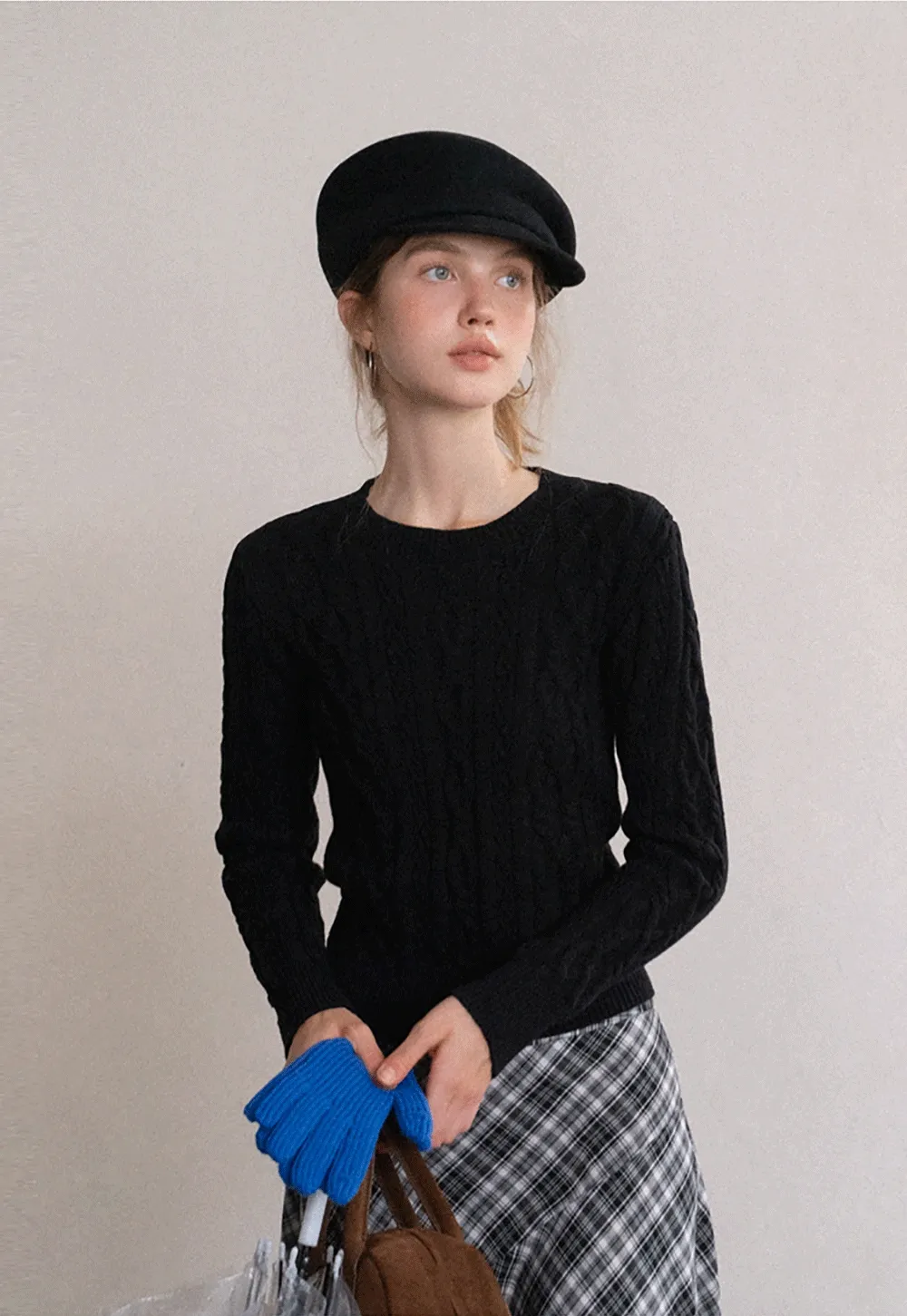 Classic Round Neck Cable Knit Slim Sweater