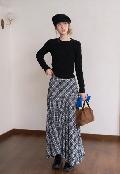 Classic Round Neck Cable Knit Slim Sweater