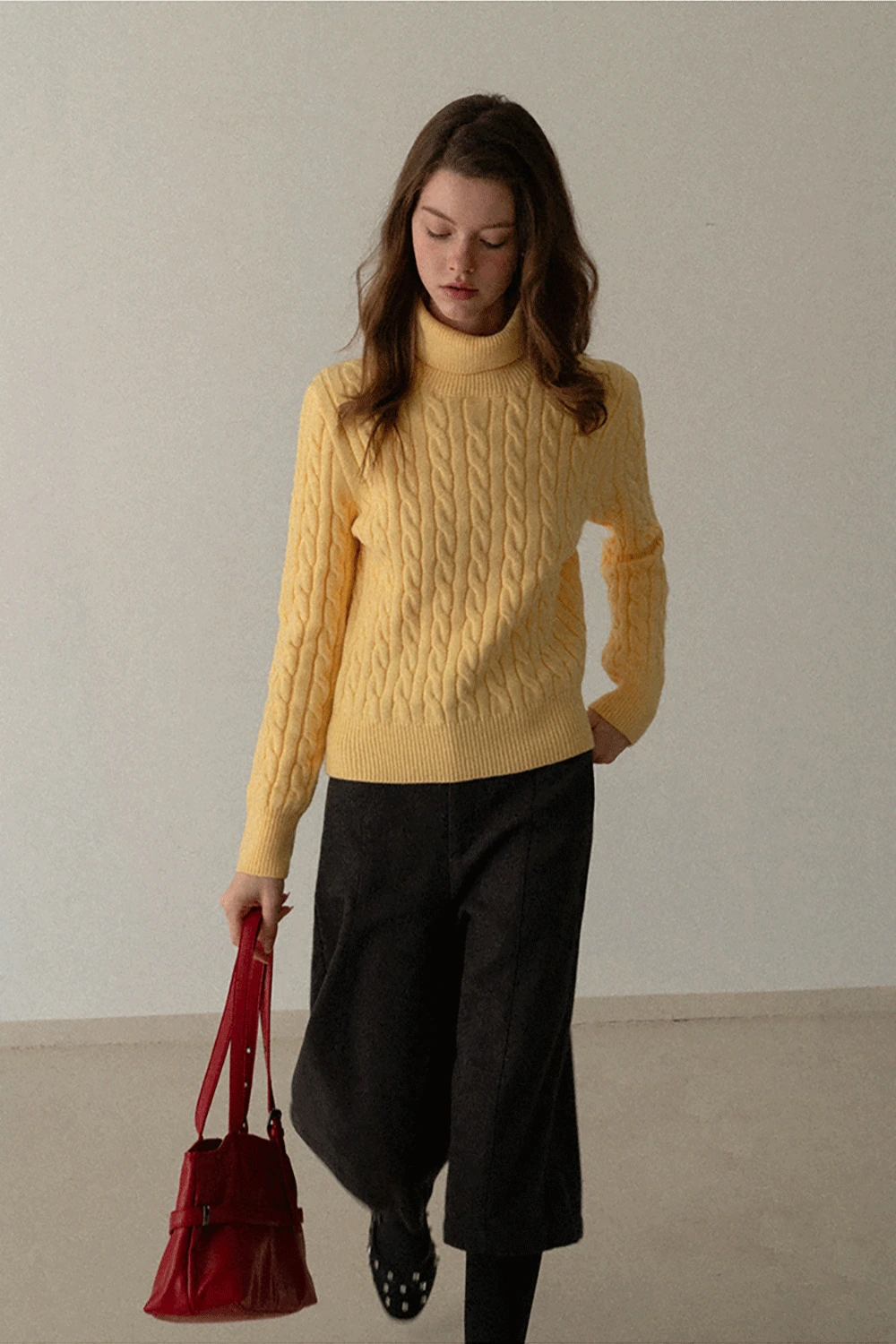 Elegant Woolen Three-Quarter Pants