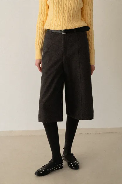 Elegant Woolen Three-Quarter Pants