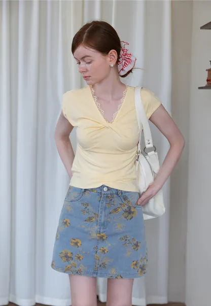 Women's Ruched V-Neck Lace Trim Fitted T-Shirt