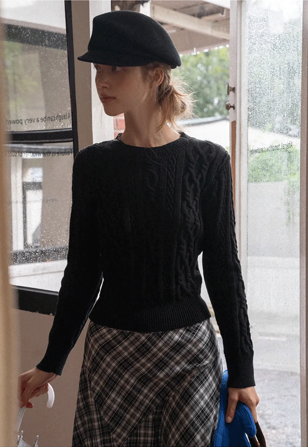 Classic Round Neck Cable Knit Slim Sweater