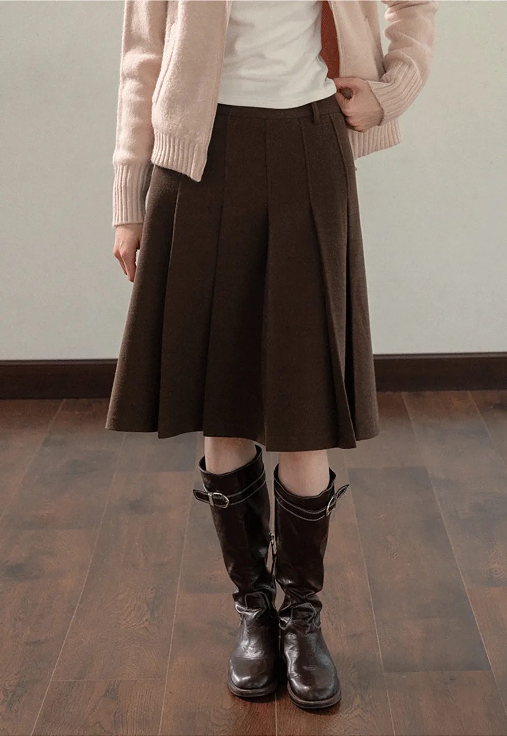 Women’s High-Waisted Pleated Skirt in Brown