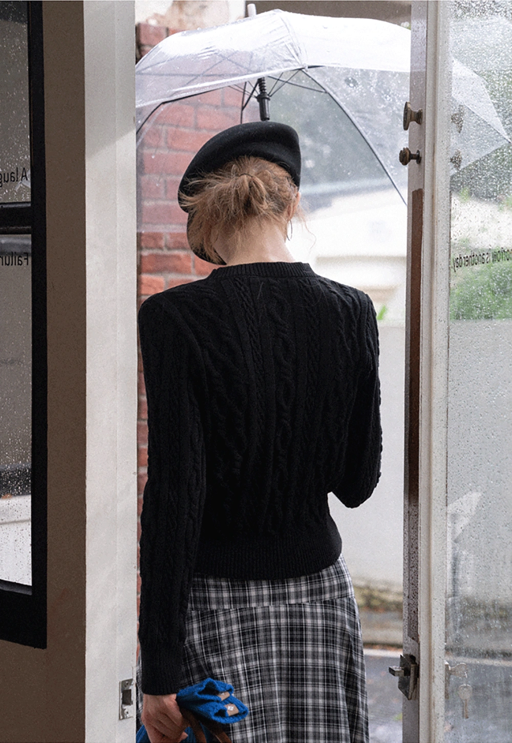 Classic Round Neck Cable Knit Slim Sweater