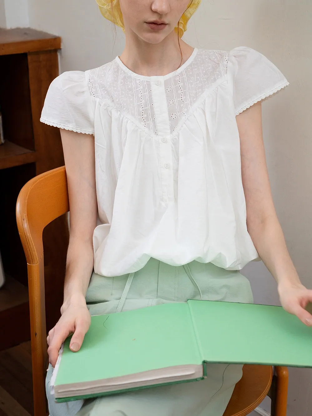 Women’s White Embroidered Button-Front Puff Sleeve Blouse
