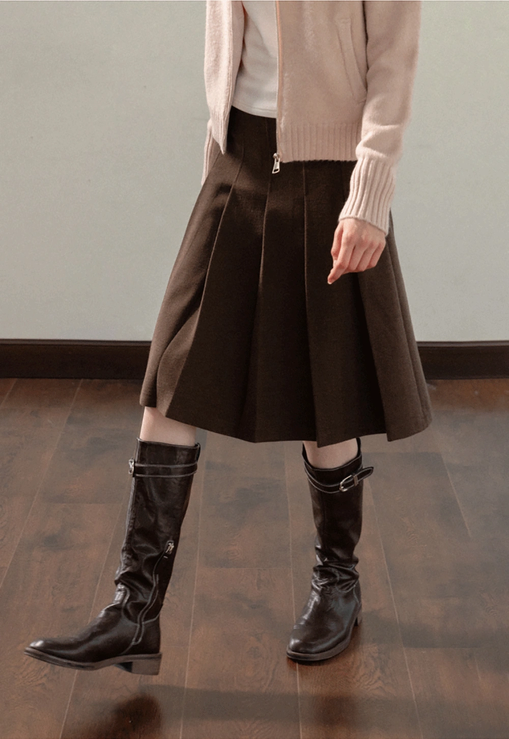 Women’s High-Waisted Pleated Skirt in Brown