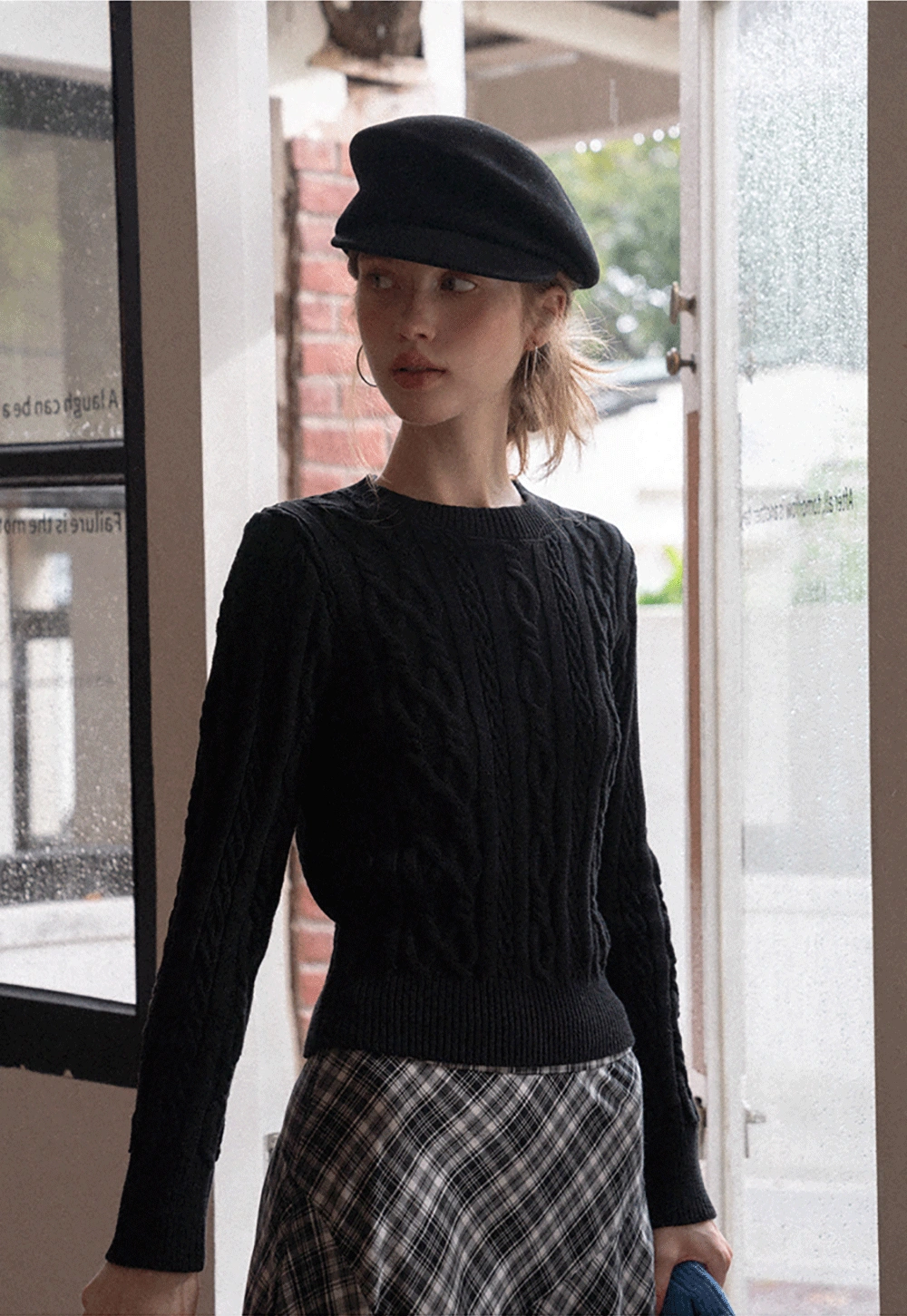 Classic Round Neck Cable Knit Slim Sweater