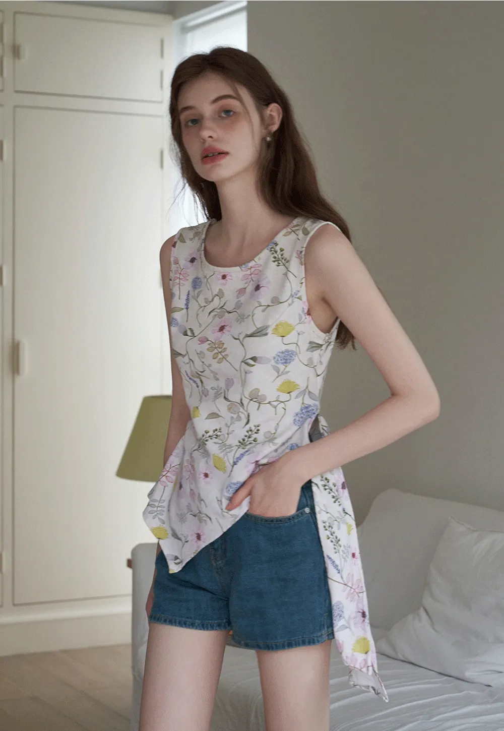 Women's Split Hem Denim Shorts with Pocket Design