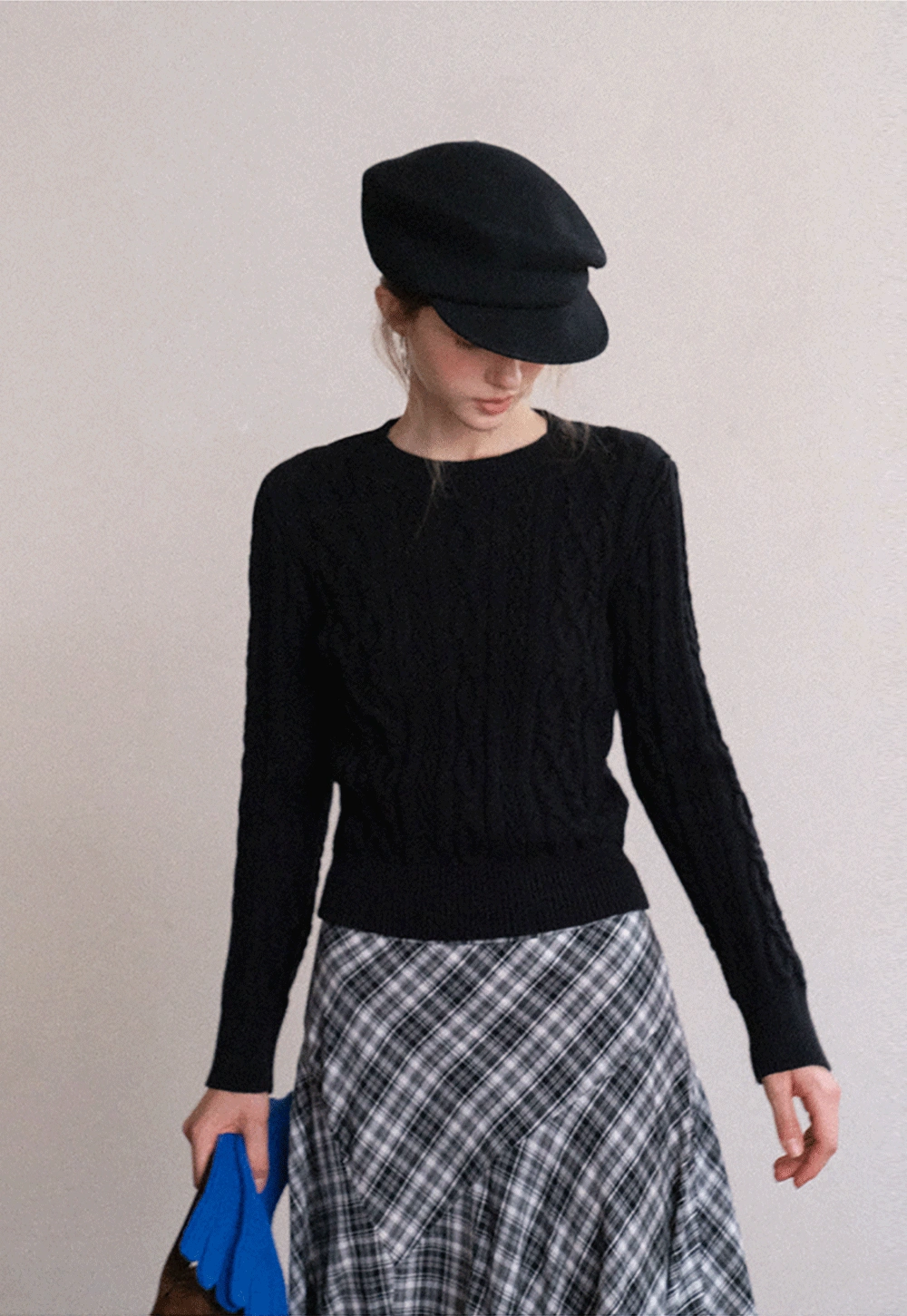 Classic Round Neck Cable Knit Slim Sweater