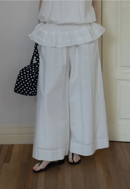 Sleeveless layered top and wide-leg pants