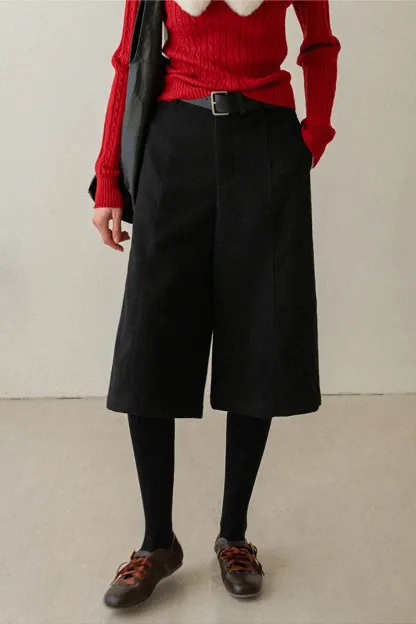 Elegant Woolen Three-Quarter Pants