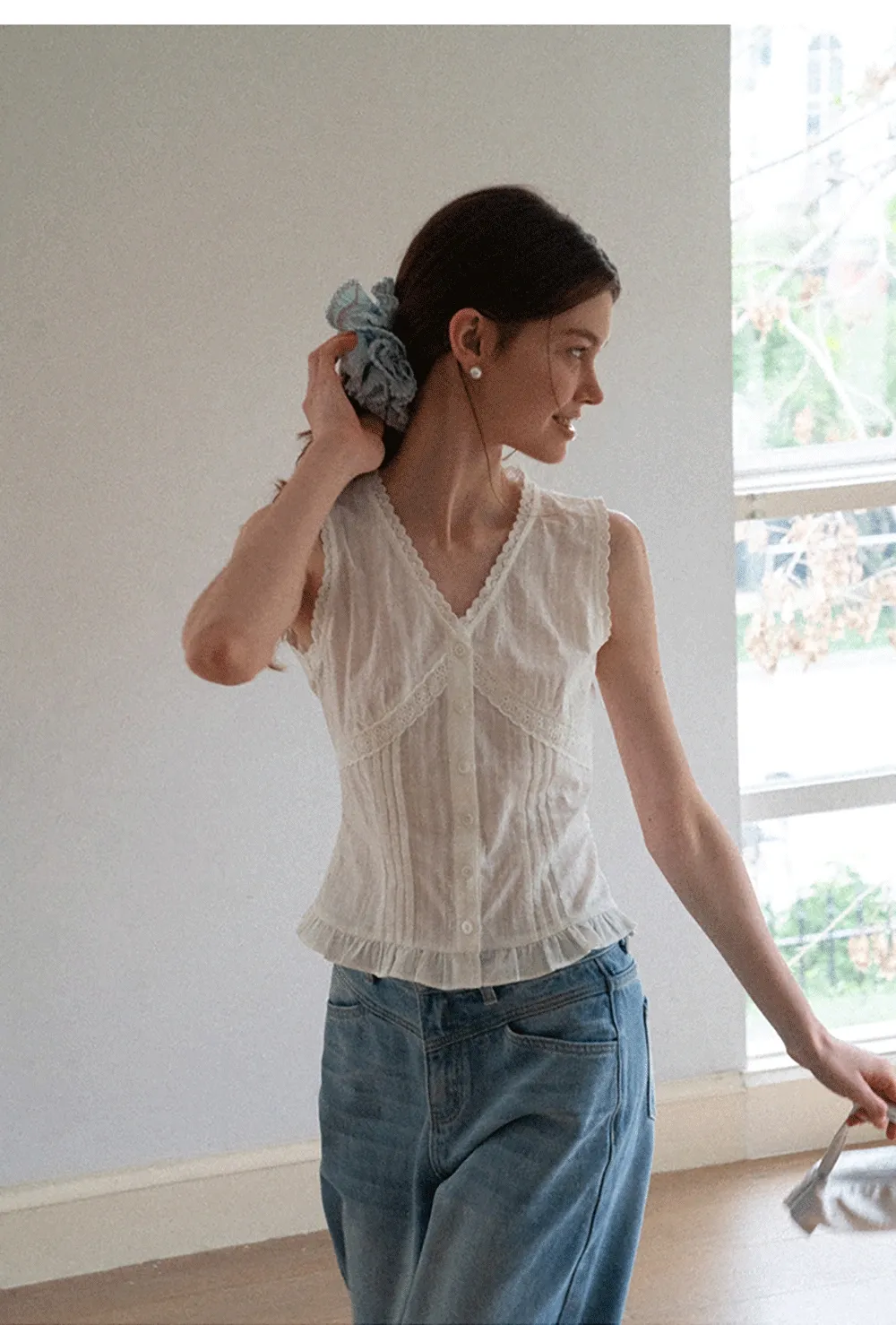 Lace Trim V Neck Sleeveless Shirt