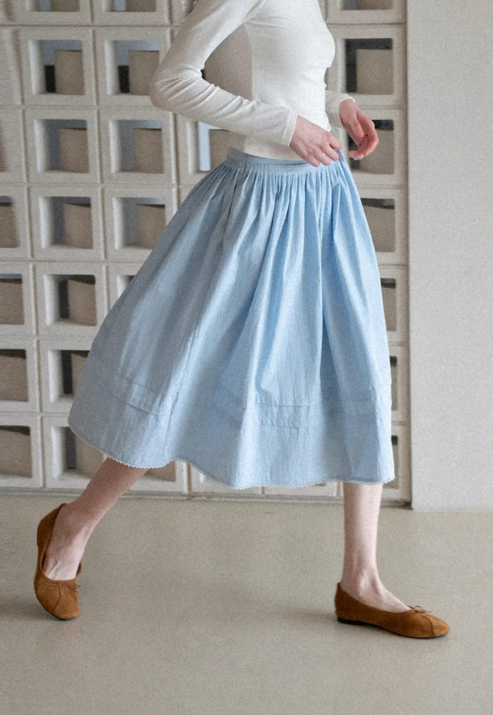 Lightweight pleated midi skirt with elastic waist