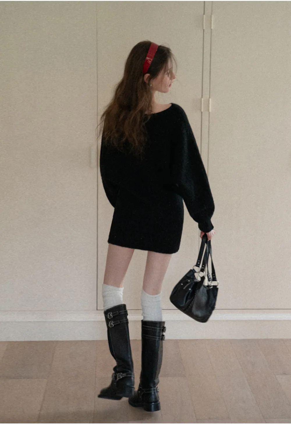 Elegant knit dress with long sleeves and round neckline