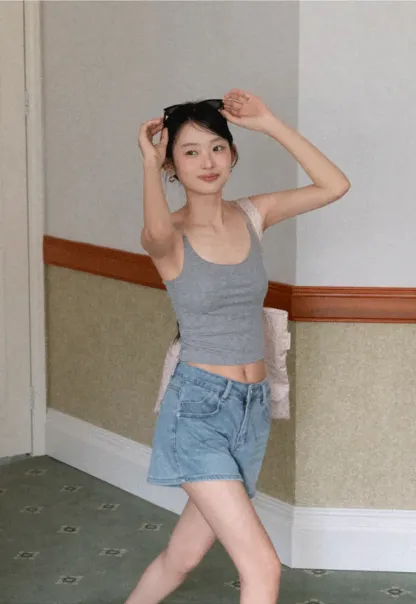 Thin strap scoop neck fitted tank top