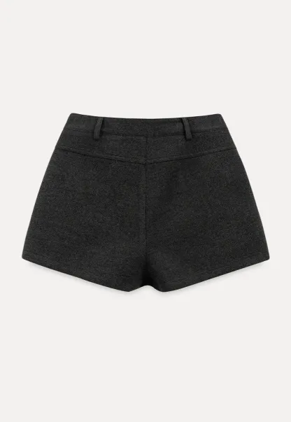 High waist tailored shorts with front pockets and zipper closure