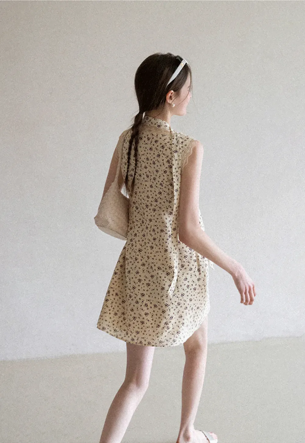 Floral Print Sleeveless Dress with Lace Trim and Choker Neckline