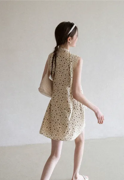 Floral Print Sleeveless Dress with Lace Trim and Choker Neckline