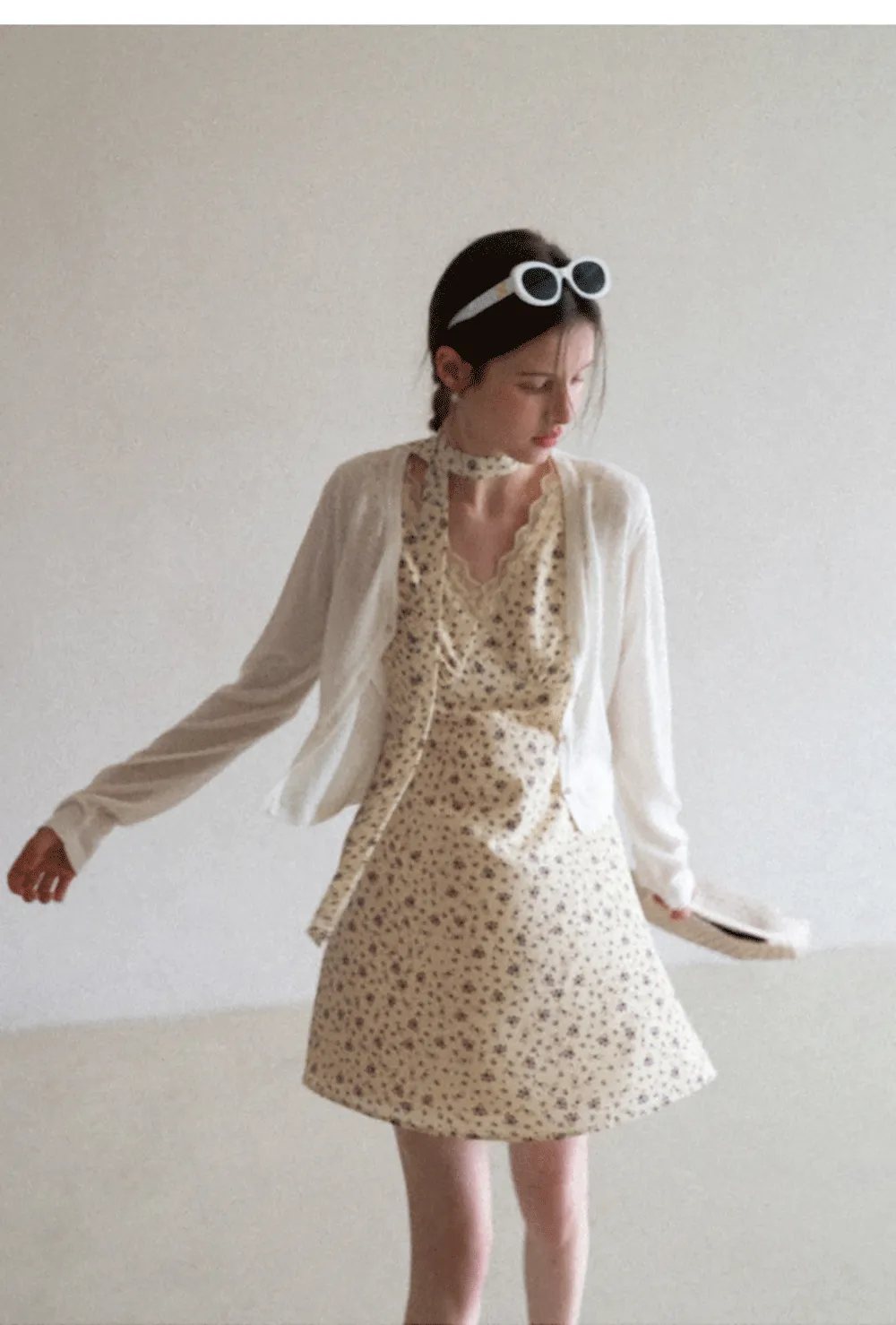 Floral Print Sleeveless Dress with Lace Trim and Choker Neckline