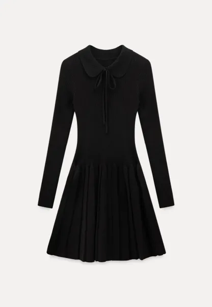 Elegant Knit Dress with Bow Detail and Flared Hem