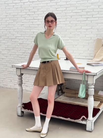 Pleated short skirt with belt loop and buckle