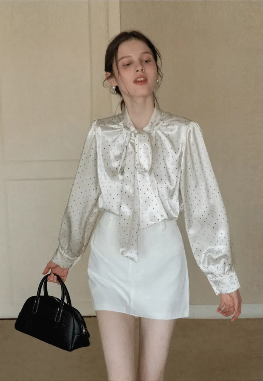 Elegant blouse with bow collar and long sleeves