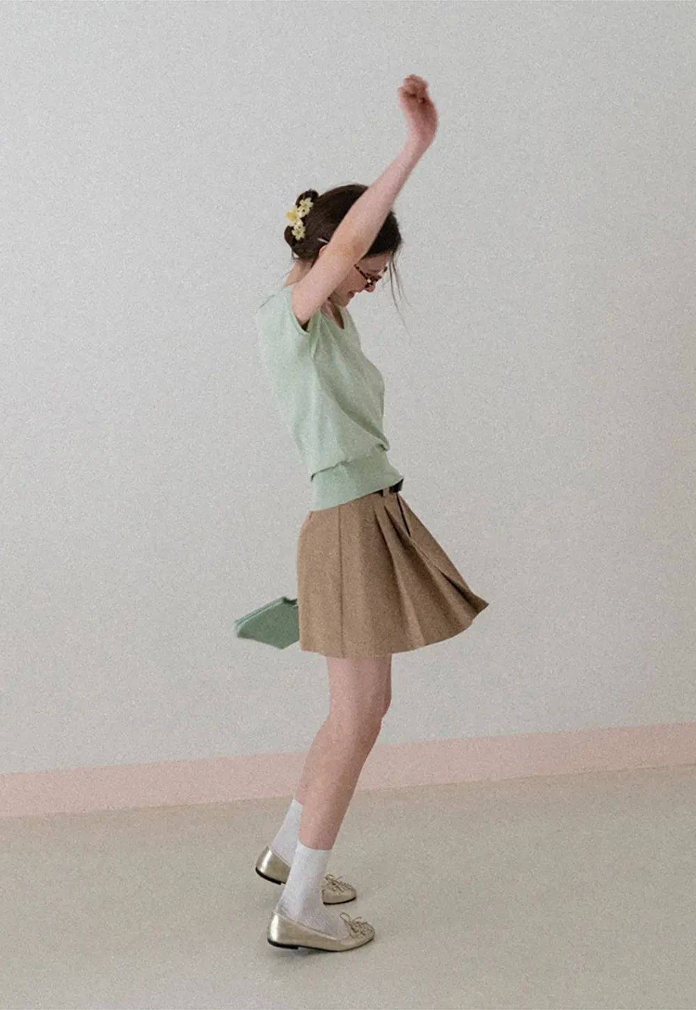 Pleated short skirt with belt loop and buckle