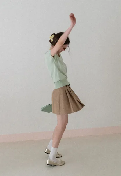 Pleated short skirt with belt loop and buckle