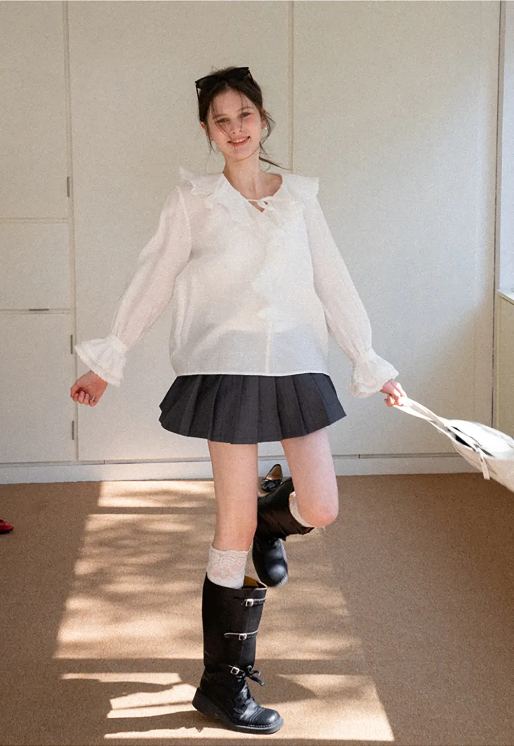 Pleated skirt with high waist and flared hem