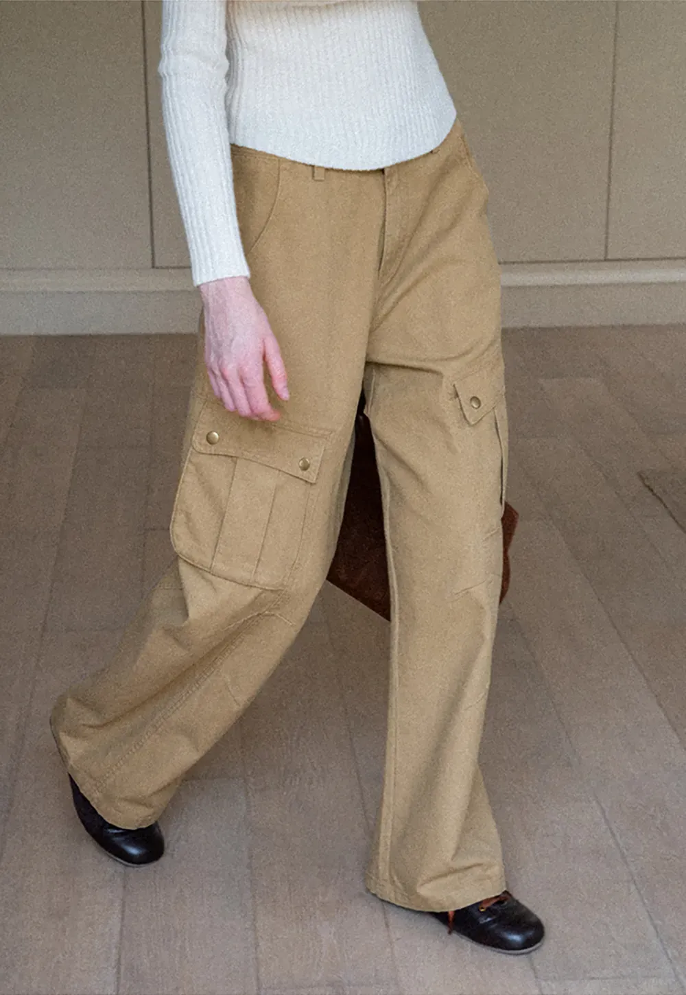 Wide leg utility pants with back pockets and side seams