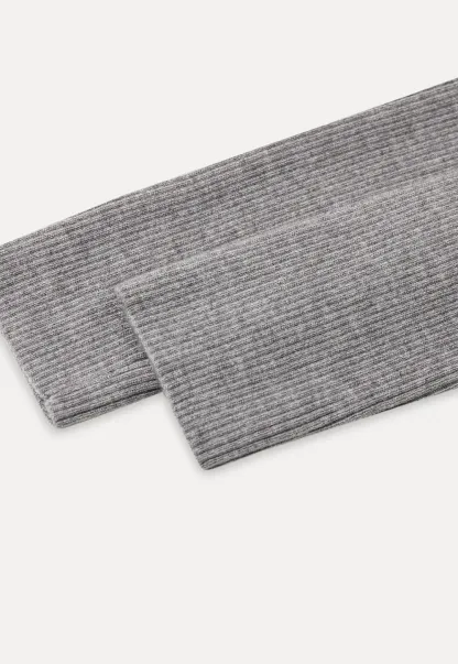 Ribbed knit sweater with round neckline long sleeves simple design