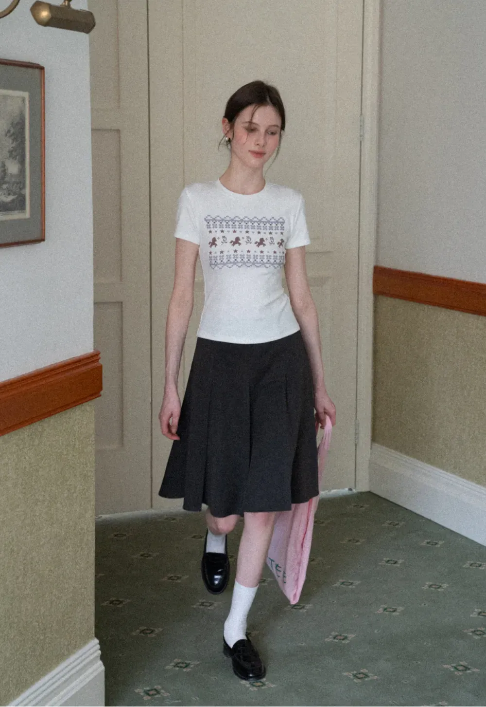 Short sleeve t shirt with embroidered pattern band