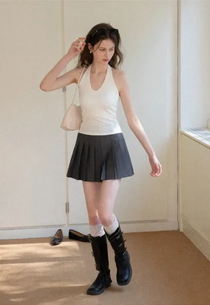 Pleated skirt with high waist and flared hem