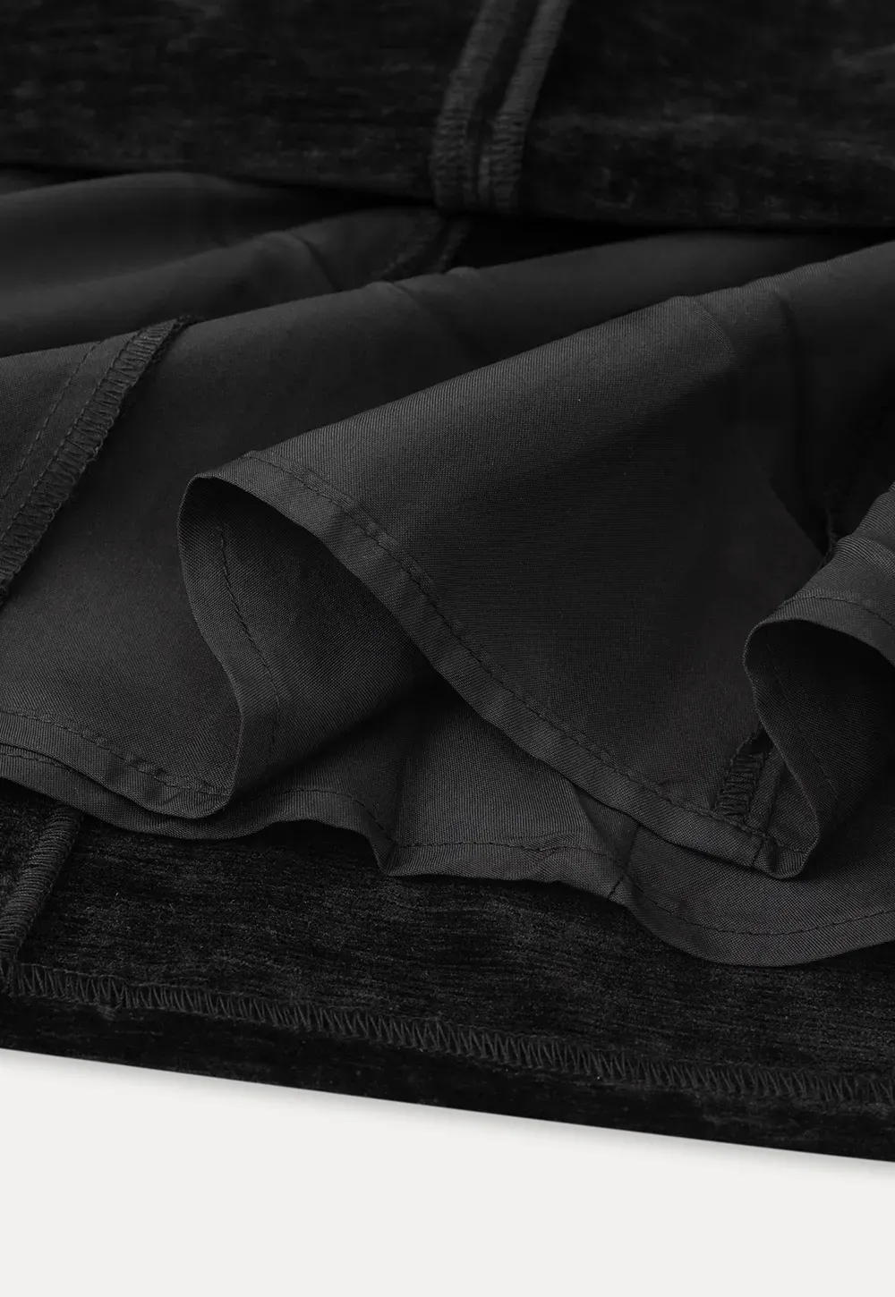 Elegant sleeveless dress with ruffled collar and bow tie design