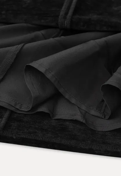 Elegant sleeveless dress with ruffled collar and bow tie design