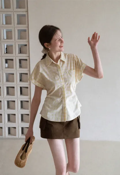 Short skirt with side pocket and structured waist