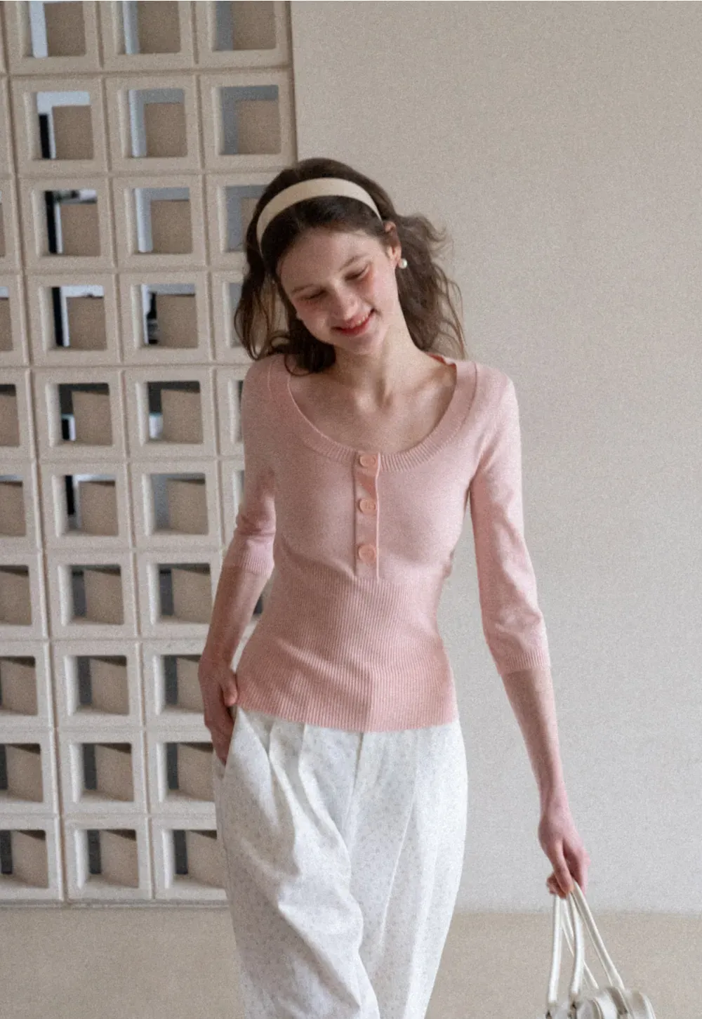 Woolen knit sweater with ribbed hem and cuffs