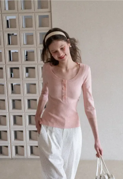 Woolen knit sweater with ribbed hem and cuffs