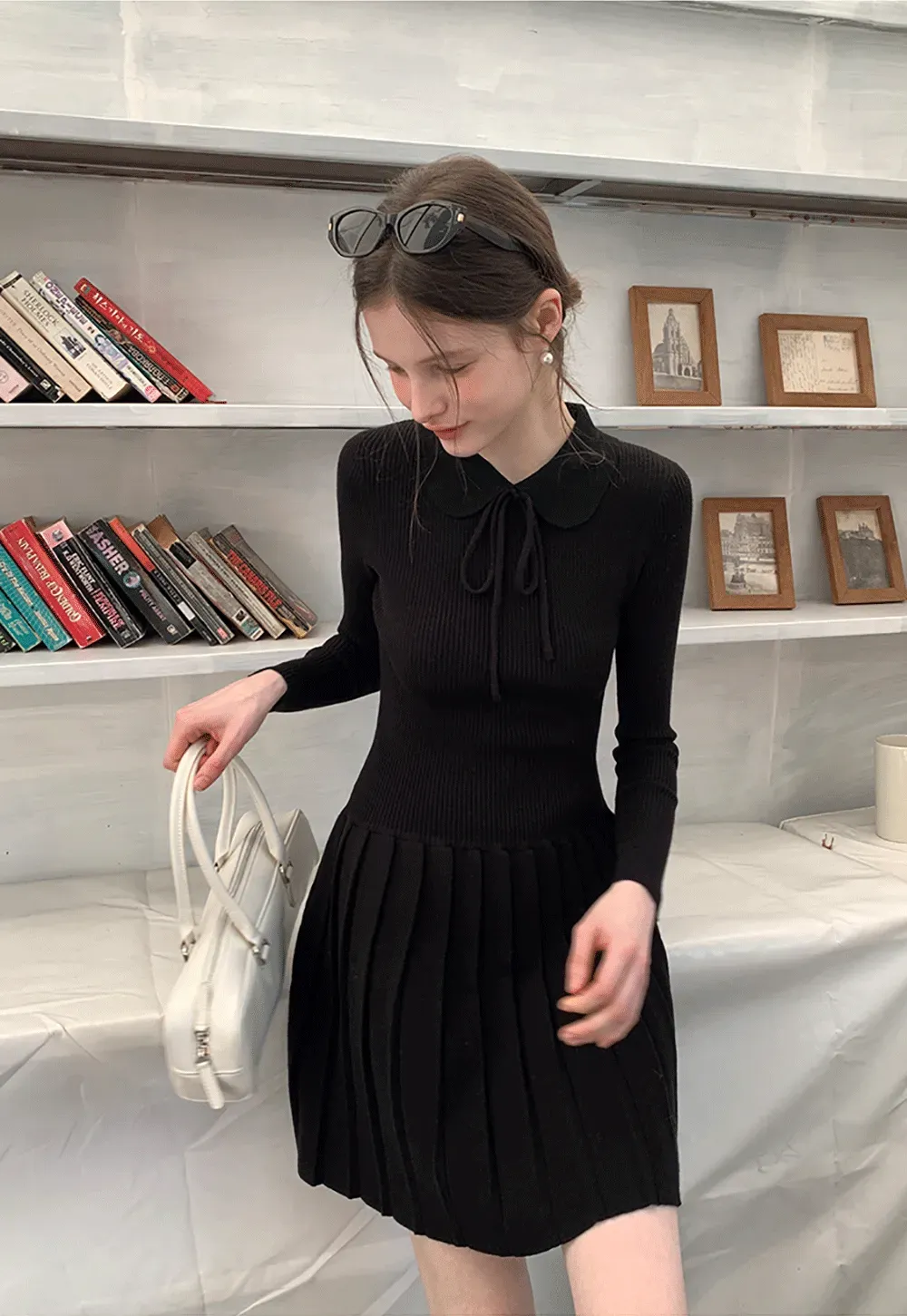 Elegant Knit Dress with Bow Detail and Flared Hem